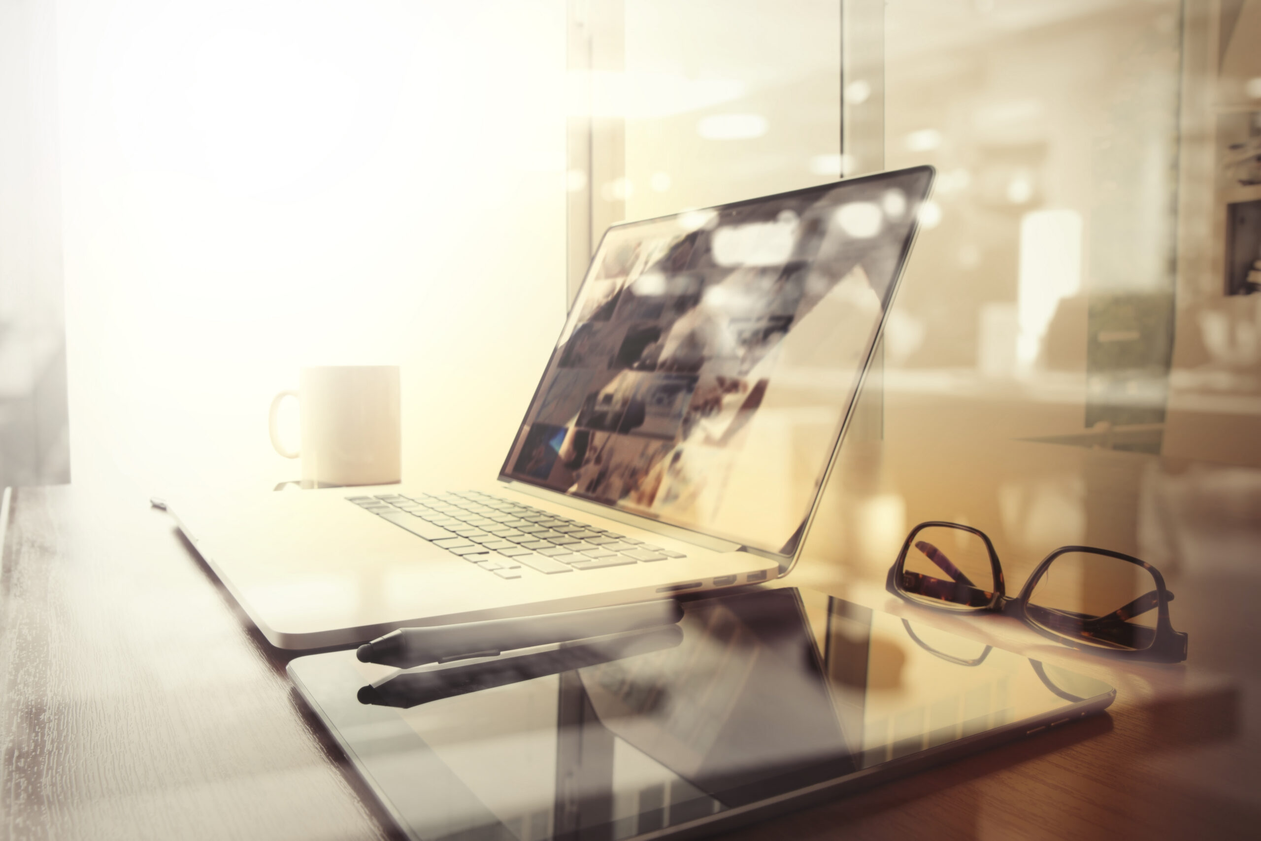 office-workplace-with-laptop-and-smart-phone-on-wo-2026-04-13-23-15-32-utc